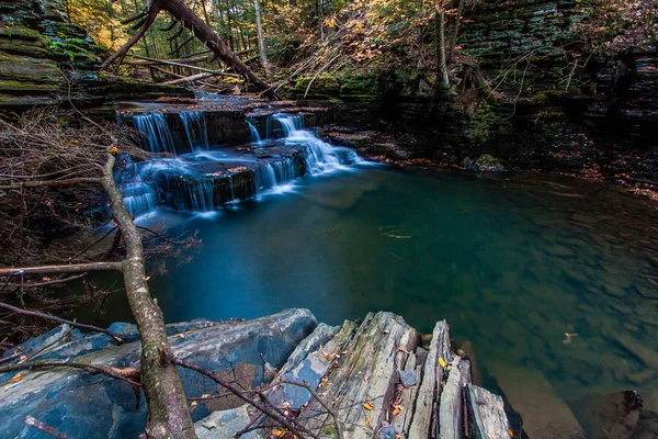 Vodopád na podzim na malý potok poblíž Ithaca, Ny — Stock fotografie