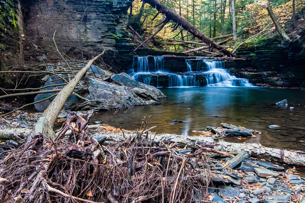 Vodopád na podzim na malý potok poblíž Ithaca, Ny — Stock fotografie
