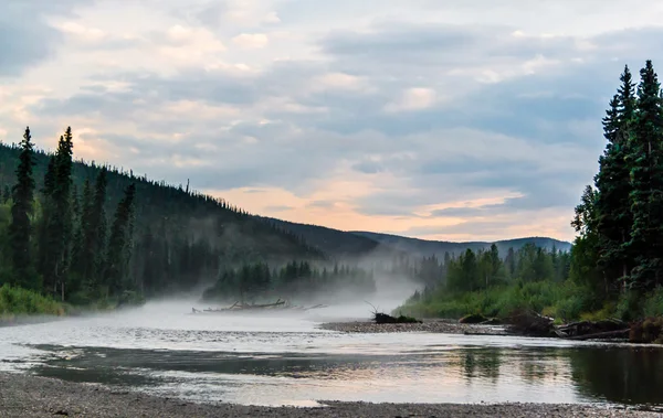 Туманний річки після важких хмарність — стокове фото