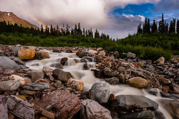 在山中的小溪上的彩虹 — 图库照片