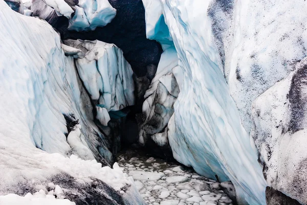 Caverna de água de fusão em uma geleira — Fotografia de Stock