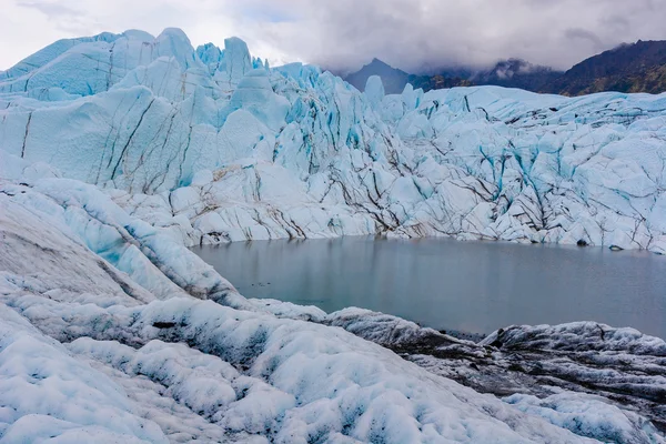 Ijzige lake op de gletsjer onder Matanuska — Stockfoto