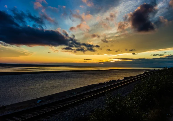 Ferrovia ao longo do Braço Turnagain de Cook Inlet — Fotografia de Stock