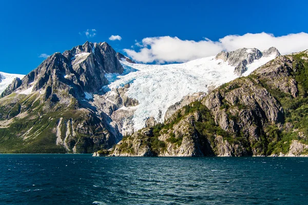 Mountains draped with glaciers in Prince William Sound — Stock Photo, Image