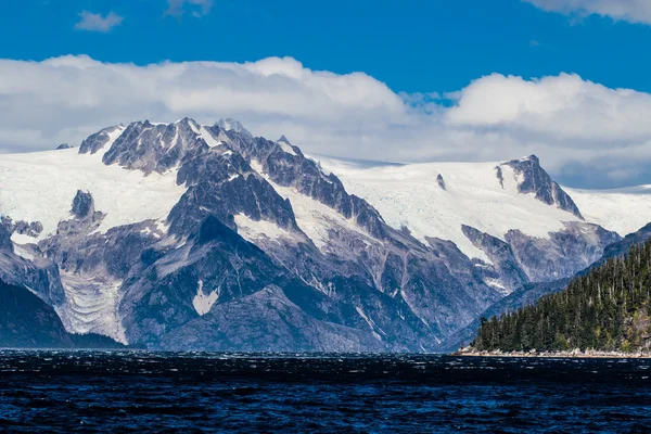 Mountains draped with glaciers in Prince William Sound — Stock Photo, Image