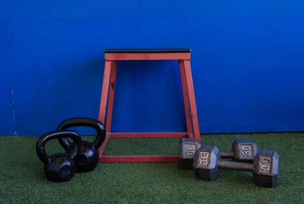 Équipement d'entraînement dans un gymnase — Photo