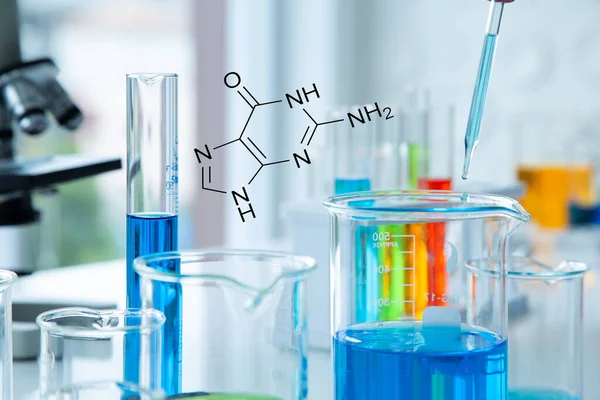 Pipetli Bir Bilim Adamı Kimya Laboratuvarında Reaksiyon Testi Için Test — Stok fotoğraf