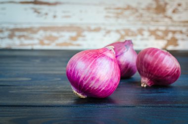 siyah ahşap kırmızı soğan