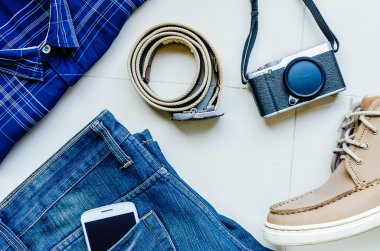 Giysi ve aksesuarları kümesi seramik zemin üzerine erkekler için