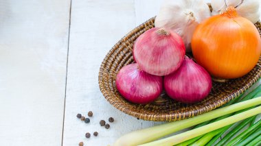Beyaz tahta üzerinde sepet yerinde kırmızı soğan