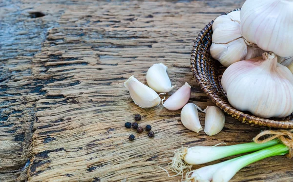 antika ahşap zemin üzerine sarımsak
