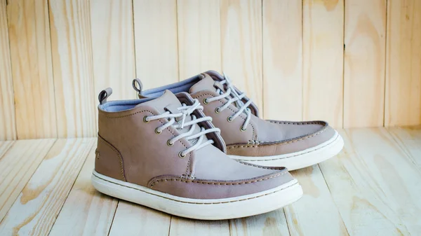 Chaussures en daim gris sur fond en bois — Photo