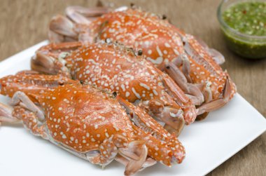 ahşap arka plan üzerinde buharda pişmiş Yengeç