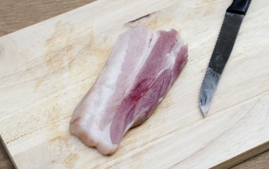 Taze domuz ve ahşap tahta üzerinde bıçak