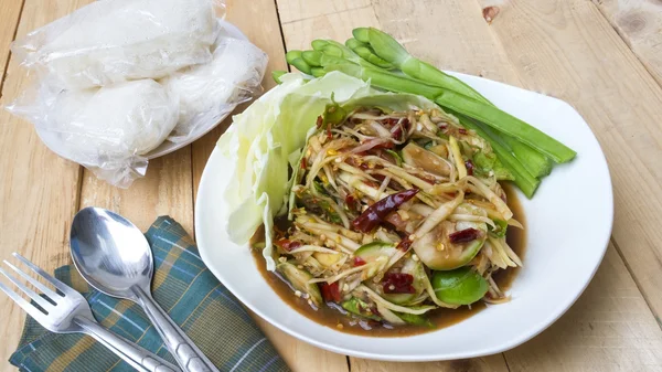 ahşap kase papaya salatası