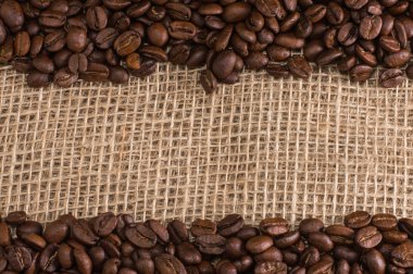 kumaş zemin üzerine kahve çekirdekleri