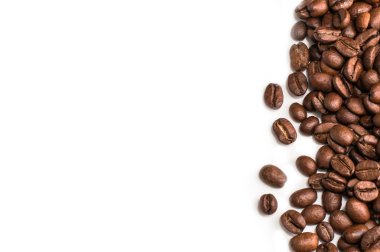 Beyaz arkaplanda kahve çekirdekleri