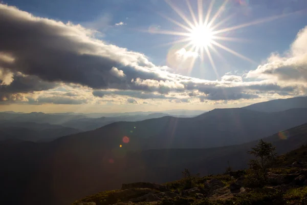 Karpat Dağları manzara, Ukrayna, Haziran