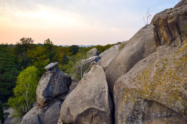 Rocce, cielo, montagne e foresta — Foto Stock