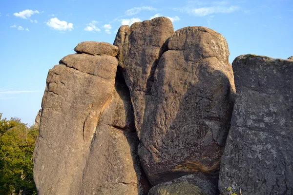 Kayalar, gökten, dağlar bir orman