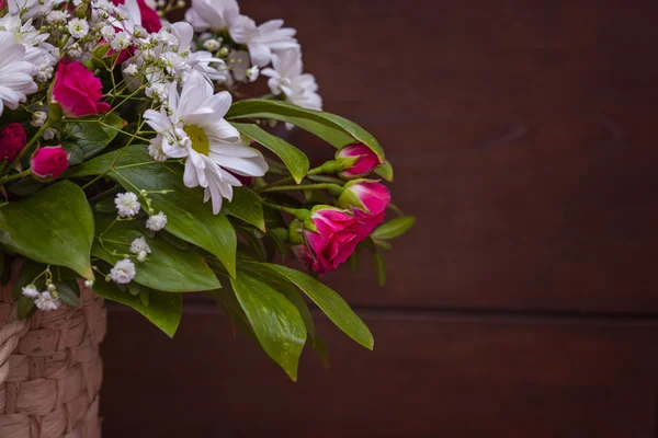 Um presente com flores no cesto — Fotografia de Stock