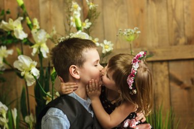 Kardeş. Bahar. Aşk tüm civarındadır.