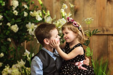 Kardeş. Bahar. Aşk tüm civarındadır.