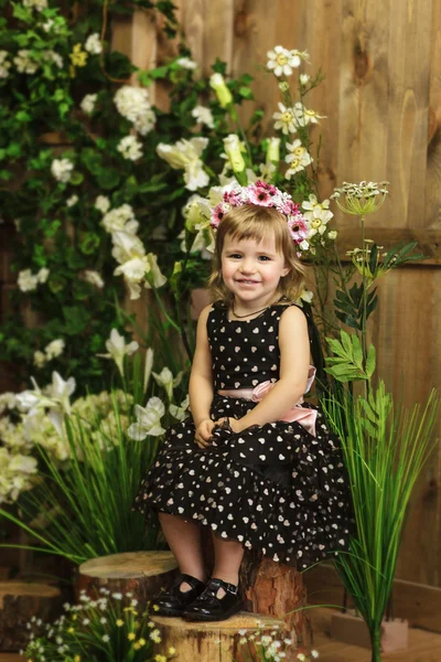 La niña está sentada en la trampa. Primavera . —  Fotos de Stock