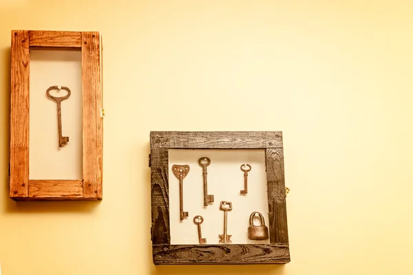 Staré zámky a klíče v rámu — Stock fotografie