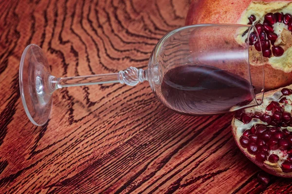 Romã e um copo de vinho tinto. Hora do jantar . — Fotografia de Stock
