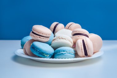 Bir plaka ile renkli macaroons. 