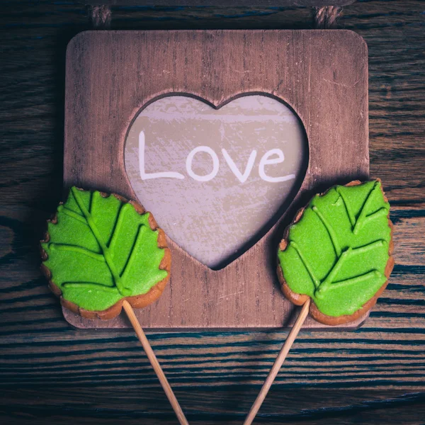 Green leaves. Love and eat the cookies. — Stock Photo, Image