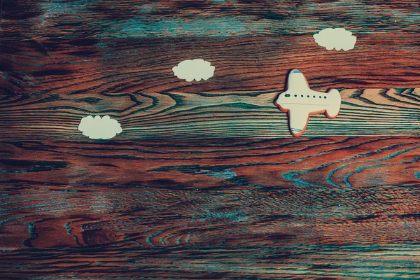 Avion et nuages sont sur la texture du bois. Mange les cookies. . Images De Stock Libres De Droits