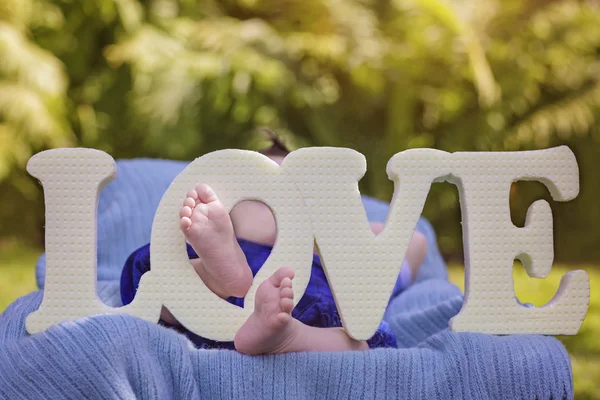 Kleine voeten en kleine tenen. It's a boy. Alles over liefde — Stockfoto