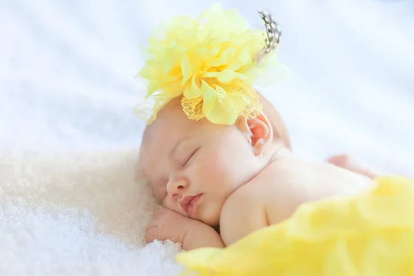 Νεογέννητο κορίτσι κοιμάται σε κίτρινο φούστα με καπέλο — Φωτογραφία Αρχείου