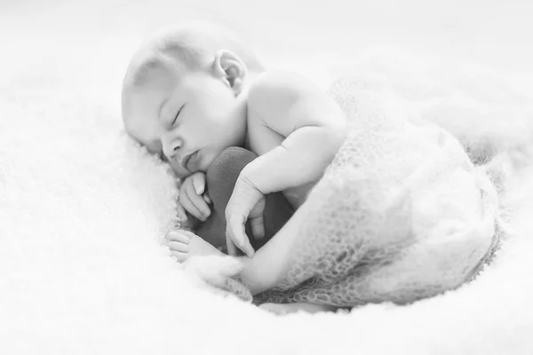 Pasgeboren meisje slaapt met hart. Slapende tijd. — Stockfoto