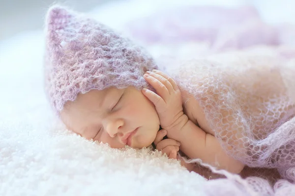 La jeune fille dort avec un chapeau violet. Temps de sommeil . Images De Stock Libres De Droits