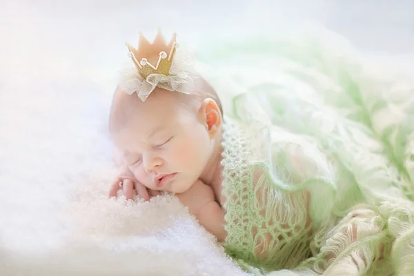 La jeune fille dort comme une princesse . Image En Vente