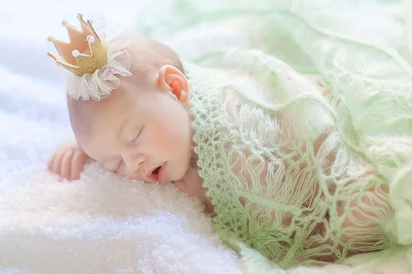 La jeune fille dort comme une princesse . Image En Vente