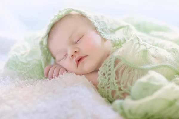 La jeune fille dort sous couverture verte. Temps de sommeil . Photo De Stock