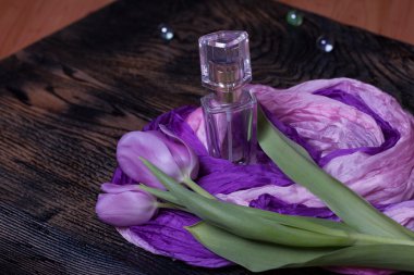 Menekşe Lale ahşap üzerine. Çiçekler. Seviyorum. Par-duman