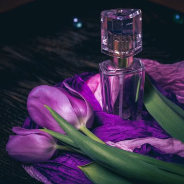 Menekşe Lale ahşap üzerine. Çiçekler. Seviyorum. Par-duman