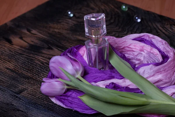 Menekşe Lale ahşap üzerine. Çiçekler. Seviyorum. Par-duman