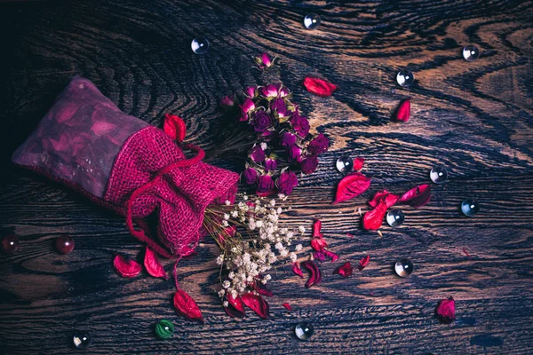 Rosas vermelhas secas. Saco de aroma com pétalas de rosa — Fotografia de Stock