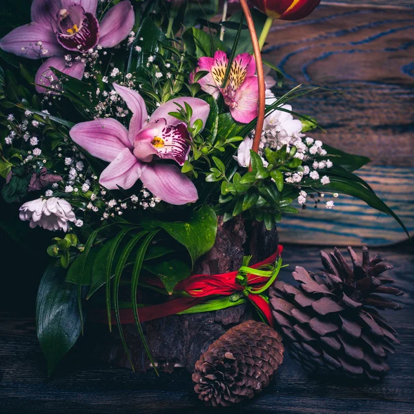 Der helle Blumenstrauß. rosa Orchideen. Holzstruktur — Stockfoto