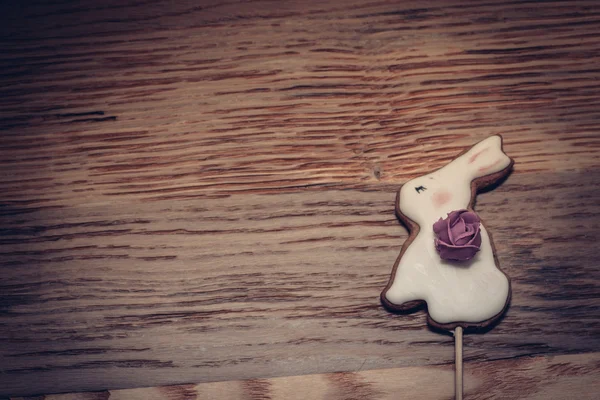 Ahşap doku üzerinde beyaz tatlı bunny. 