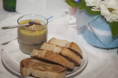 Vegan hamur ekmek ile