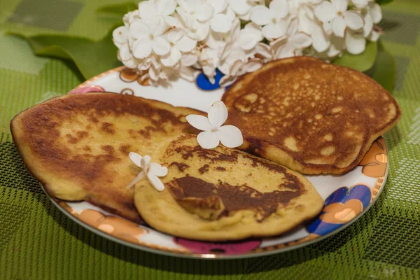 Breakfast with pancakes. Lilac mood. — Stock Photo, Image