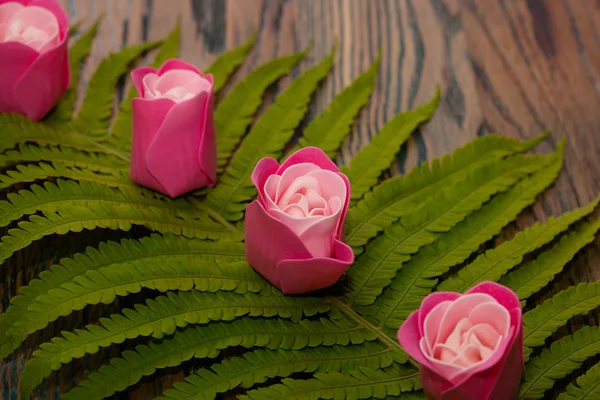 Small roses on the big green leaf with beads — Stock Photo, Image