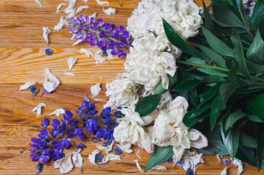 Beyaz peonys kurumuş. Lupines. Pentals.